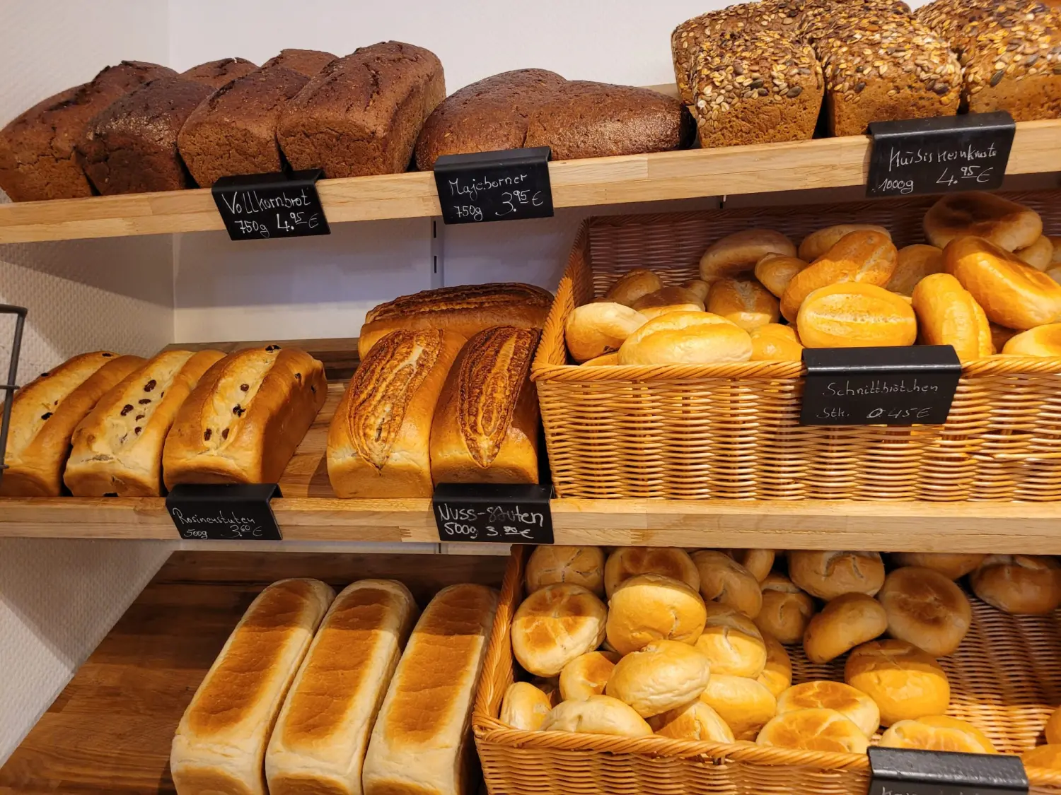 Brotregal mit frischem Brot