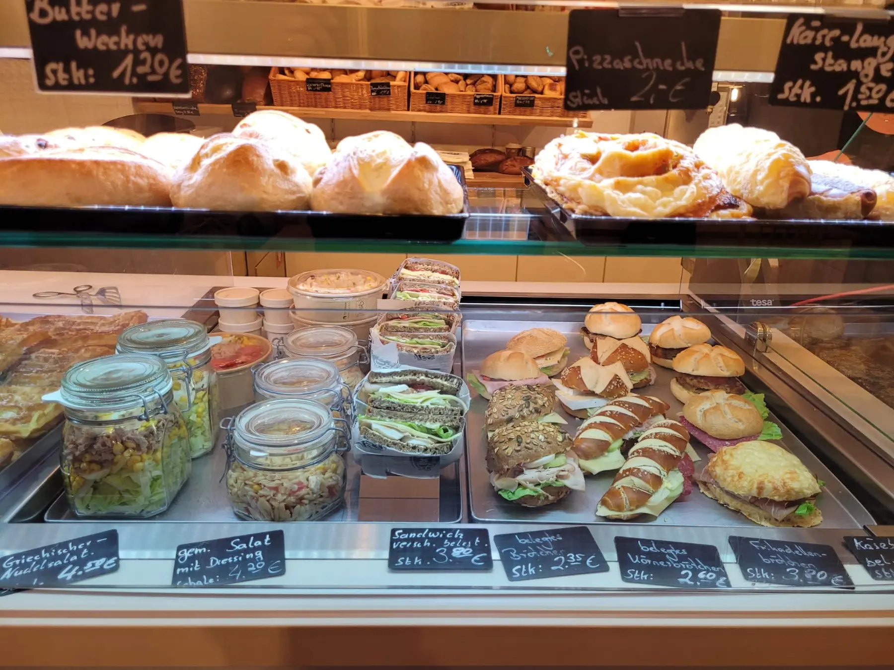 Frische Brote und Snacks in der Auslage